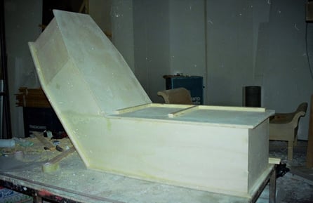 Ataud para Morir sentado. Atrezzo para espectáculo teatral.