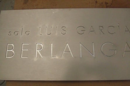 Rótulo mecanizado en aluminio macizo