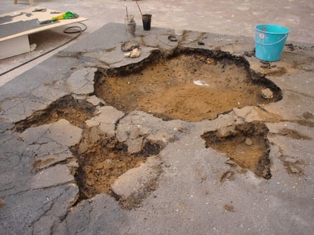 Huella de dinosaurio de 2 metros hundida en el asfalto > Spot Mercedes (Alemania)