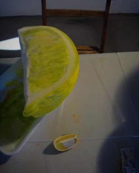 Limón Gigante, Ficticio Gigante (el de verdad está abajo a la derecha)