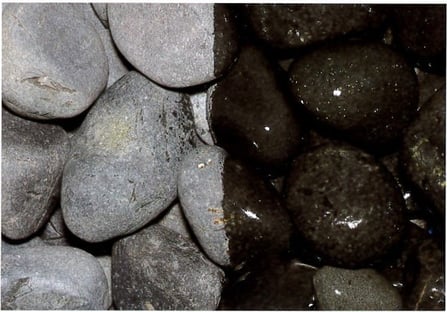 左(乾燥状態)右(水濡れ状態)