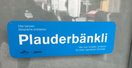 Das «Plauderbänkli» beim Volg in Wolfhausen...