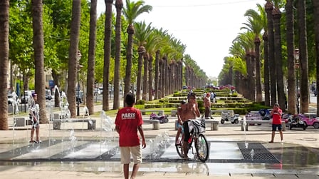 大きなメイン通りの「ハッサン２世通り」。中央にある歩道。噴水などあって散歩にちょうどいいですね。モロッコ在住日本人Mikaのブログ