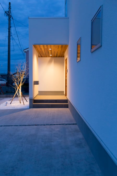 夜のエントランス