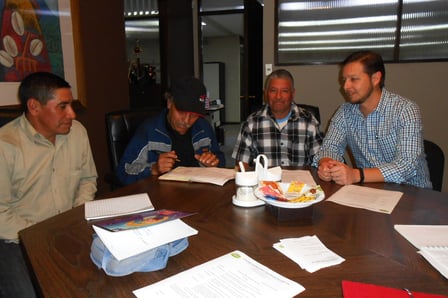 Genaro beim Unterschreiben des veränderten Vertrages bei CAMEC