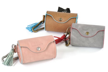 Kotbeutelspender Kunstleder rosa braun grau mit Troddel und Karabiner