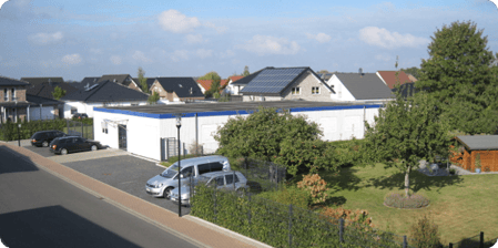 Im Gebäude sind die Elektronik Baugruppenmontage, die Abteilung Qualitäts- und Endkontrolle untergebracht