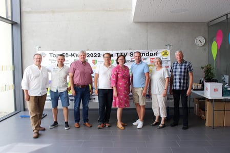 Obmann Albert Wilder lud zum traditionellen, gemeinsamen Foto der Top 50 Klub-Teilnehmer 2022.