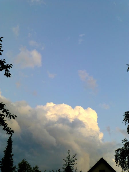 Vom letzten Sonnenlicht beleuchtete Wolken... am Boden ist die Sonne schon untergegangen