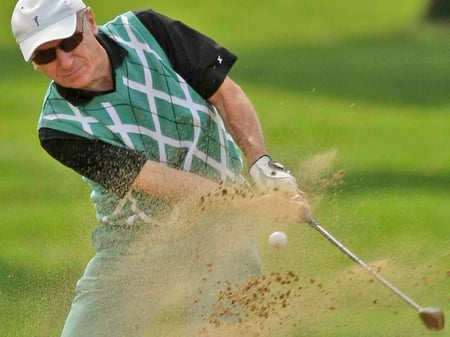 Rainer Sturm mit tollem Bunker-Golfschlag: Foto Rainer Sturm stormpic.de
