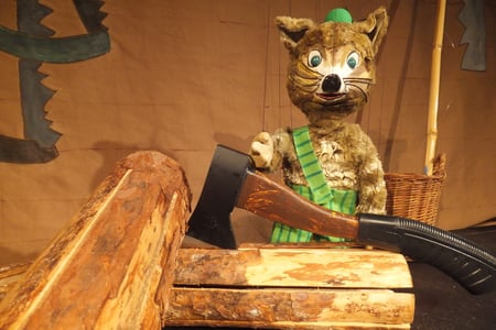 Findus im Holzschuppen