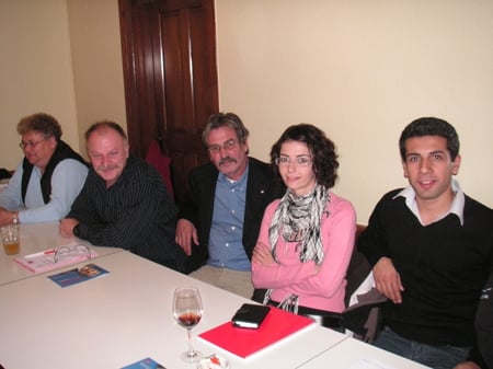 Roberto Zanetti inmitten von Mitgliedern der SP Dulliken