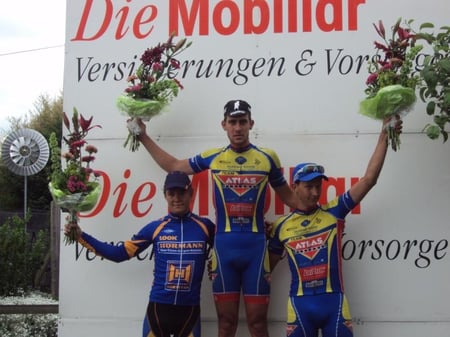 Kategorie Elite: Till Dreyer (3. Team Hörmann), Primin Lang (1./Team Atlas Personal) und Raphael Addy (3./Team Atlas Personal).