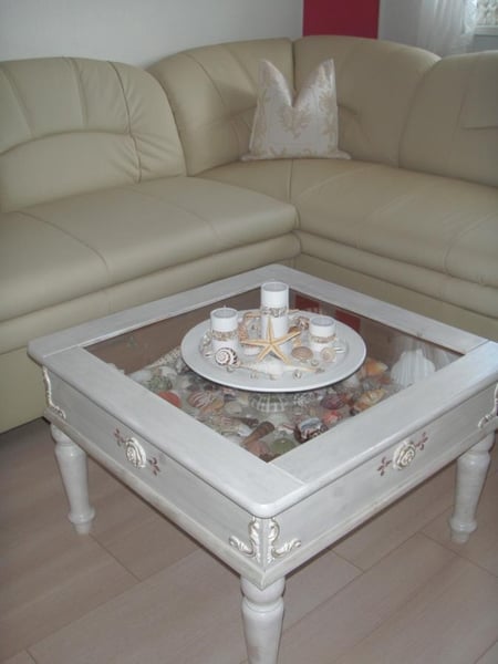 ... der selbst-shabby-getrimmte Tisch passt auch wieder wunderbar, nach der Renovierung :o)