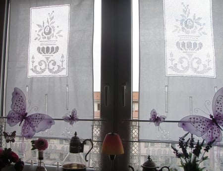 Baumwollgardinen mit Häkelspitzen-Einsätzen (Heine) passen perfekt zum weißen Look :o)