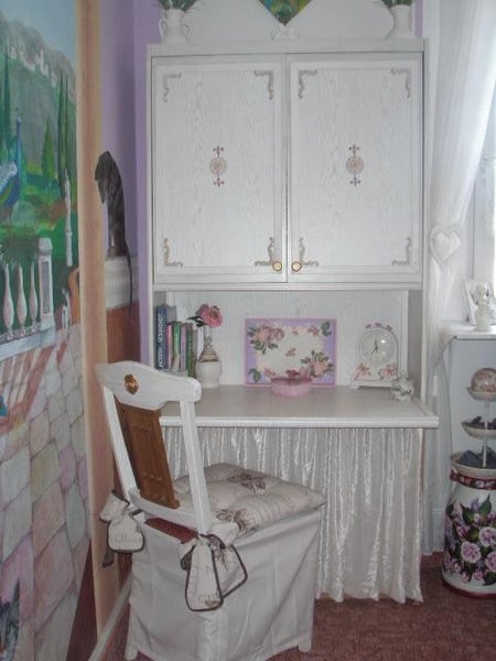 Dieser Schrank wurde auch selbst lackiert und mit verschnörkelten Elementen versehen (war früher ein ganz normales Schrankteil einer Kinderzimmer-Schrankwand) :o)