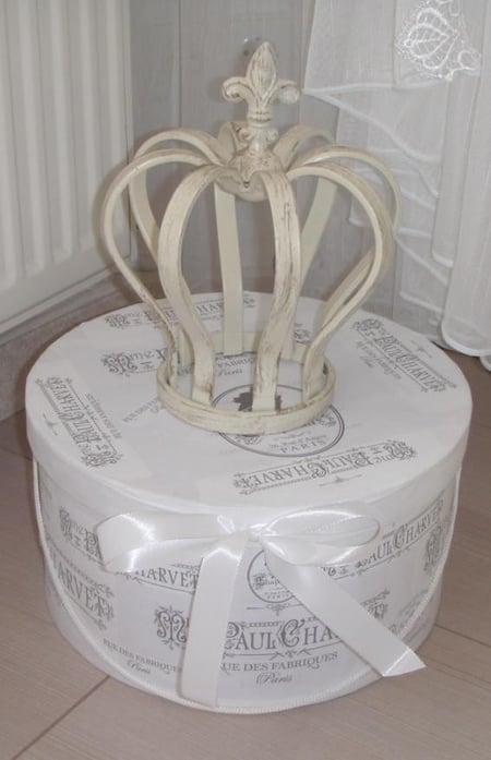 Krone (Toms Garten) ... alte Hutschachtel neu bebastelt :o)