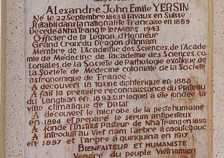 Stèle au  tombeau  du Dr Alexandre Yersin