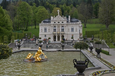 Schloss Linderhof von König Ludwig II "versteckt" in den Bayrischen Alpen