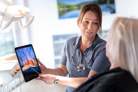 Camilla Poggel erklärt digitalen Scan beim Zahnarzt