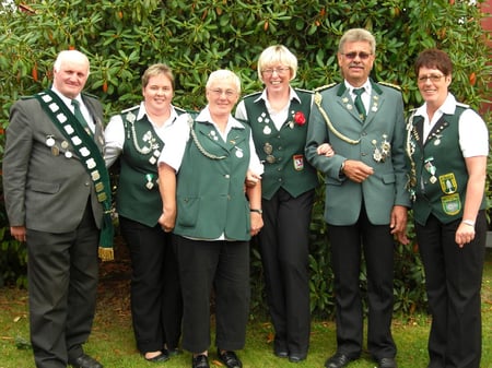Geehrte Mitglieder des Schützenvereins Cadenberge-Langenstraße. Die Schützenschwestern Anja Neumann (2. v.l.) und Anke Köster (4. v.l.).