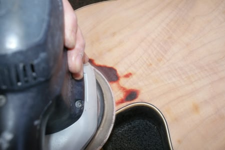 Der Korpus wird entlackt und geschliffen. Man muss sehr vorsichtig sein, da es sich um laminiertes material handelt.