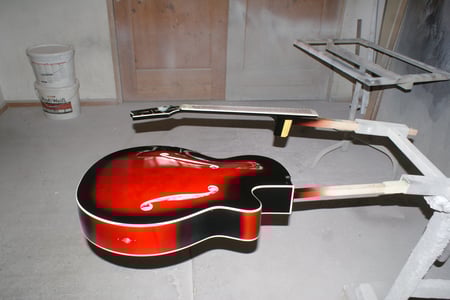 Später wird ein Lackschliff gemacht und alles auf Hochglanz poliert.