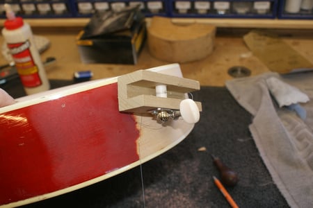 Die Zarge hatte eine eingedückte Stelle mit Loch. Zur Verstärkung, ...