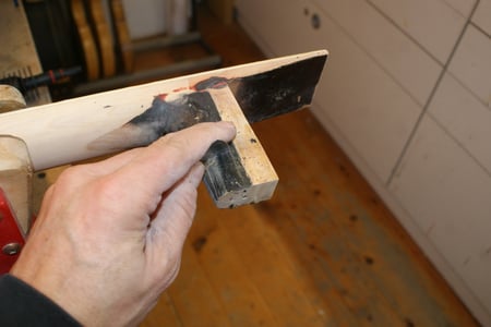 Nach dem ausbauen des Halses, wird dieser entlackt.