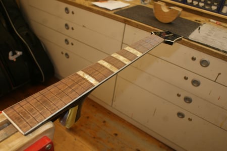 In der Zwischenzeit habe ich das Griffbrett überarbeitet und ...