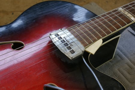 Der Tonabnehmer funktioniert leider auch nicht und wird später von mir repariert werden.  