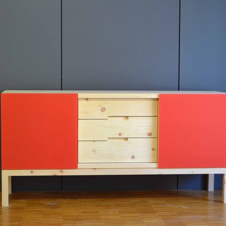 Sideboard Arve mit farbigen Glasschiebetüren, Griffe Schubladen eingefräst, schlicht und zeitlos