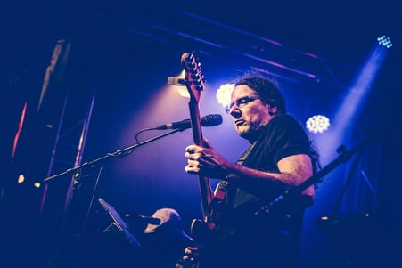 Beni "Dix" Henzi - Gitarre / Lead-Gesang