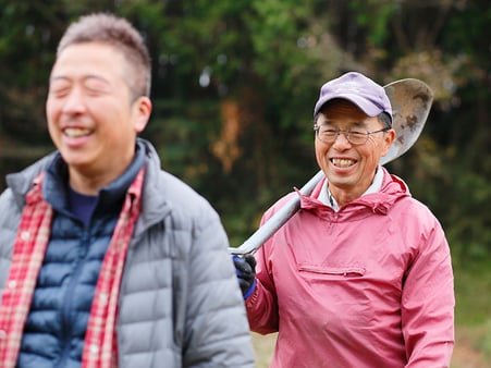 高齢者や障がい者と一緒に、野菜、果物、薬草などを栽培している様子　2