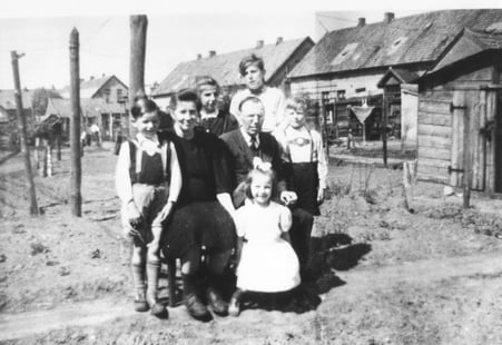 eine Familie in der Glashüttensiedlung, Quelle: Stadtmuseum Oldenburg