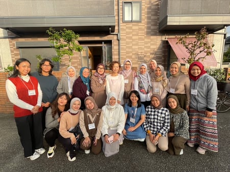 インドネシアから見学に来られた助産師学生さんと先生と記念写真
