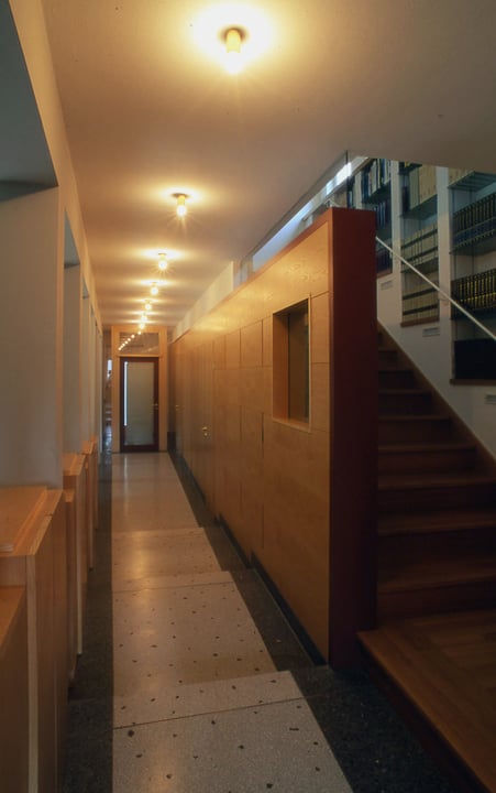 Stufenrampe begleitende Holzverkleidung mit integrierten Türen und Wandschränken - Foto © H. Schild