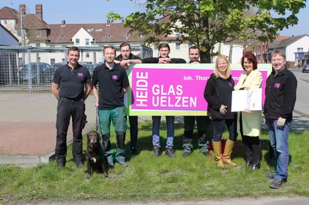 Amanda Pur, Botschafterin der Oskar-Patzelt-Stiftung für den Großen Preis des Mittelstandes, die auch Heideglas Uelzen nominierte, würdigte die bisherige Leistung des Unternehmens durch die Übergabe einer Urkunde