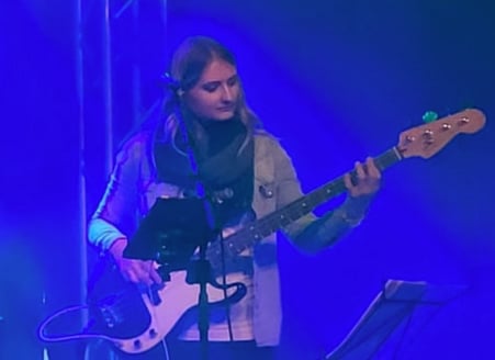 Simone Osecky - Bass / Gesang