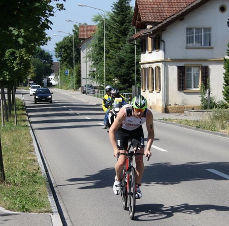 Ronnie Schildknecht, Sieger des Ironman Switzerland 2013, bei der Durchfahrt in Wolfhausen (Bild: Thomas Illi, buebikernews.com)