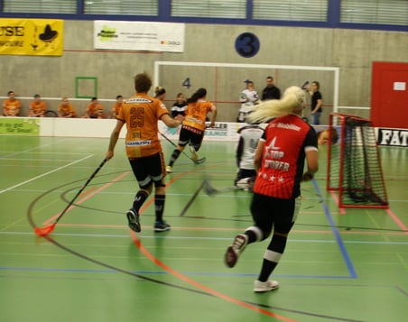 Die Topskorerin der Riders, Diana Isjomina (vorne), im Angriff.