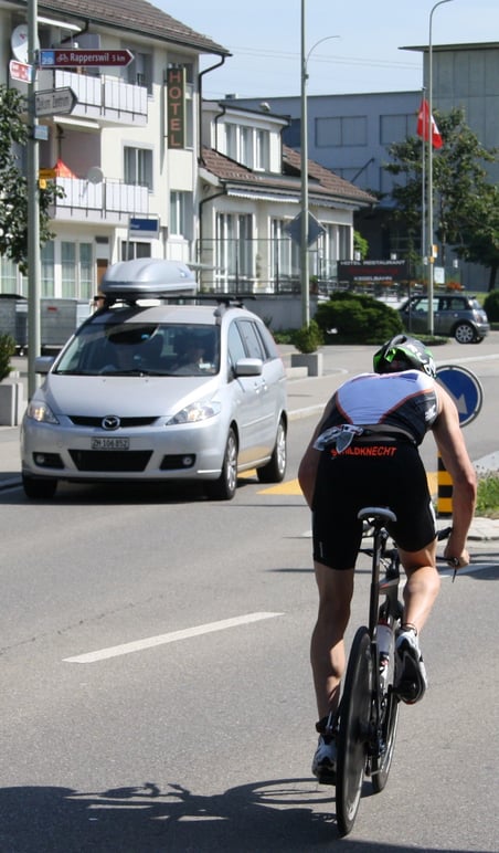 Ironman-Star Ronnie Schildknecht bei der Durchfahrt in Wolfhausen 2013
