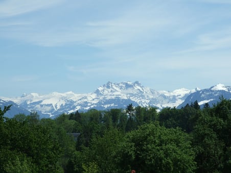 Föhn über dem noch verschneiten Mürtschenstock, spriessende Vegetation bei uns – so soll das Wetter am Wochenende werden