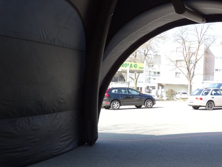 Geheimer Test im März: Der Eingangsbereich zur neuen Halle wurde probehalber schon mal auf dem Parkplatz beim Jugi aufgestellt