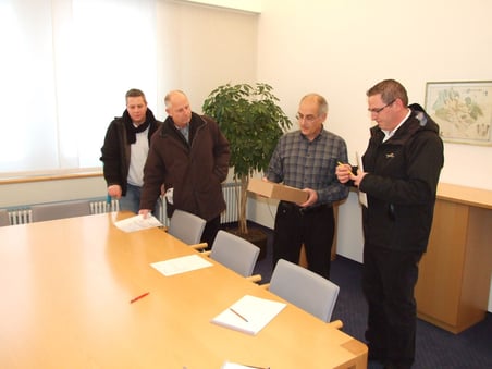 Von links: Anwohner Marco Brunner, Bühlhofvereins-Präsident Hansruedi Hunziker, Schulpräsident Hans Murer, SVP-Präsident Toni Hintermann (Bilder: © buebikernews.com)