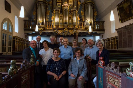 Das Kuratorium mit (v.l.) K.-U. Ruge, G. Prill, M. Bachmann, I. Duwensee, Dr. R. Ehlken, Prof. M. Harms, U. Insel, Ch. Buck, Pastor Dr. L. Meyer, R. Kriebel                                                      Vorn: Pastorin A. Friedrichs, Dr. D. Schröder