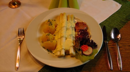 Frischer fränkischer Spargel mit Sauce Hollandaise Schweinefilet und Salzkartoffeln