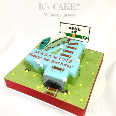 列車が大好きな4歳になる男の子のお誕生日にお母様がデザインした数字型ケーキ🎉🎉🎉 #列車 #足湯新幹線 #とれいゆつばさ #お母さんデザイン #4歳 #数字ケーキ #新幹線 #リゾート列車 #乗り物 #shinkansen #bullettrain #japantrain #momdesign #numberscake #4thbirthday #toreiyutsubasa #japanrail #🇯🇵 #torte #gateau #cake