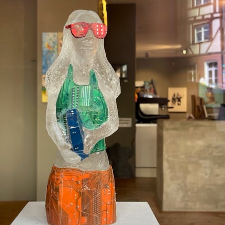 Skulptur aus Computerplatinen in der Galerie rfzk Nuernberg