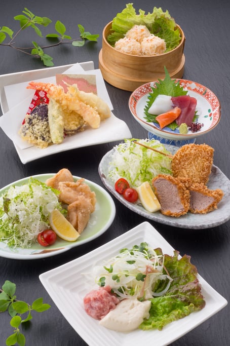 ひるげ膳 1164円(税込1280円) おかず選べる2品とご飯・おしんこ・ハーフ麺付き